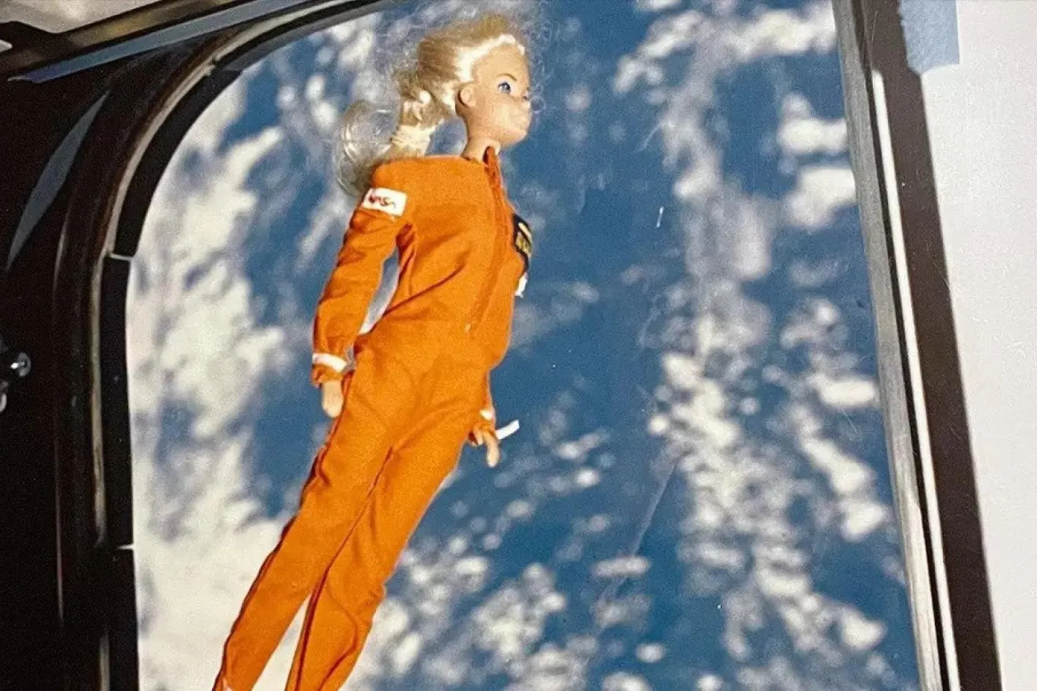 Barbie bebek, 1990'daki STS-38 görevi sırasında uzay aracının içinde süzülürken fotoğraflanmıştı (NASA / Steve Denison)