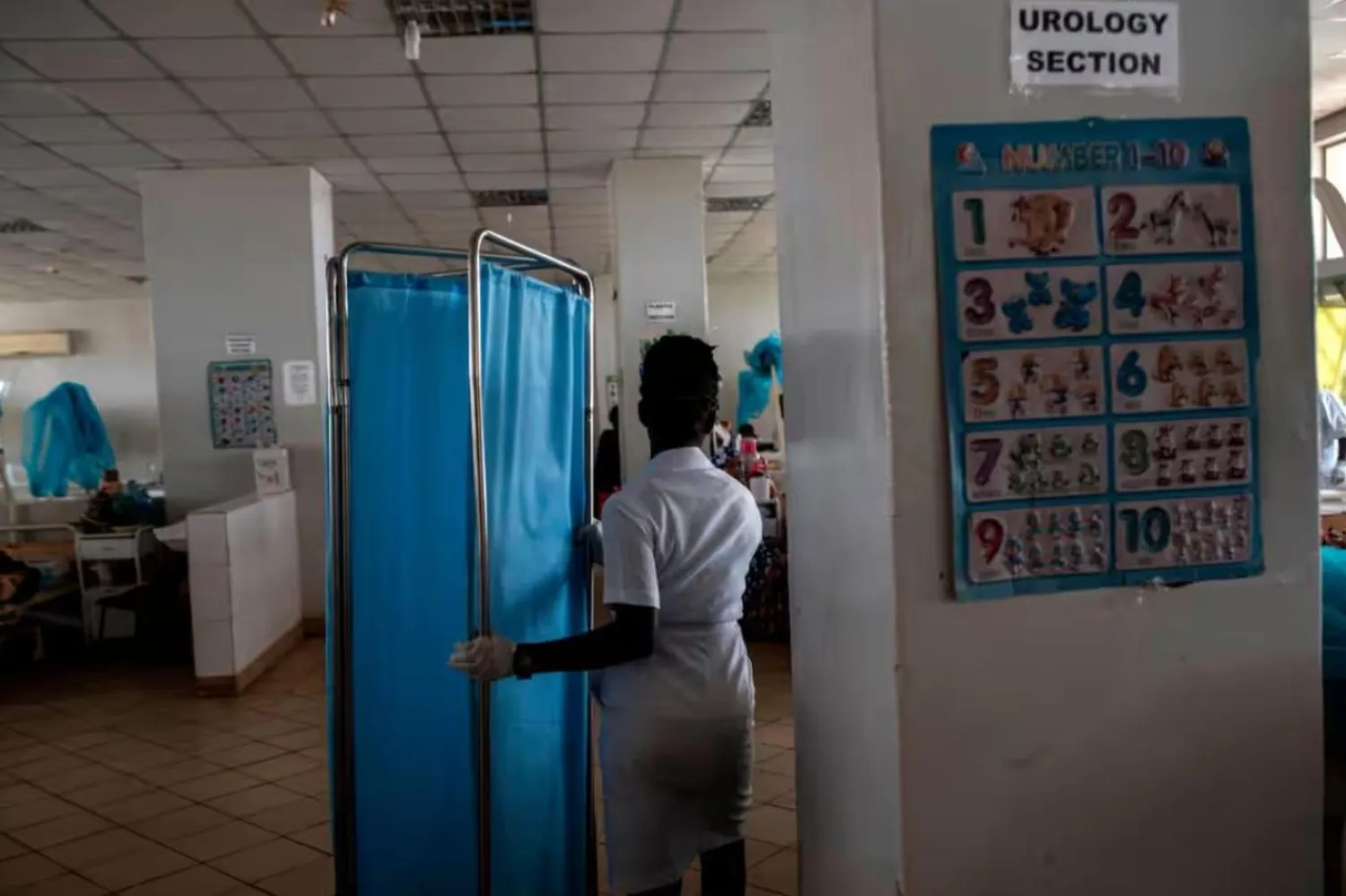 Afrika ülkelerinden gelen hemşirelik eğitimi alan birçok kişinin, Avrupa'da bakıcı olarak çalışmayı kabul ettiği biliniyor (AFP)