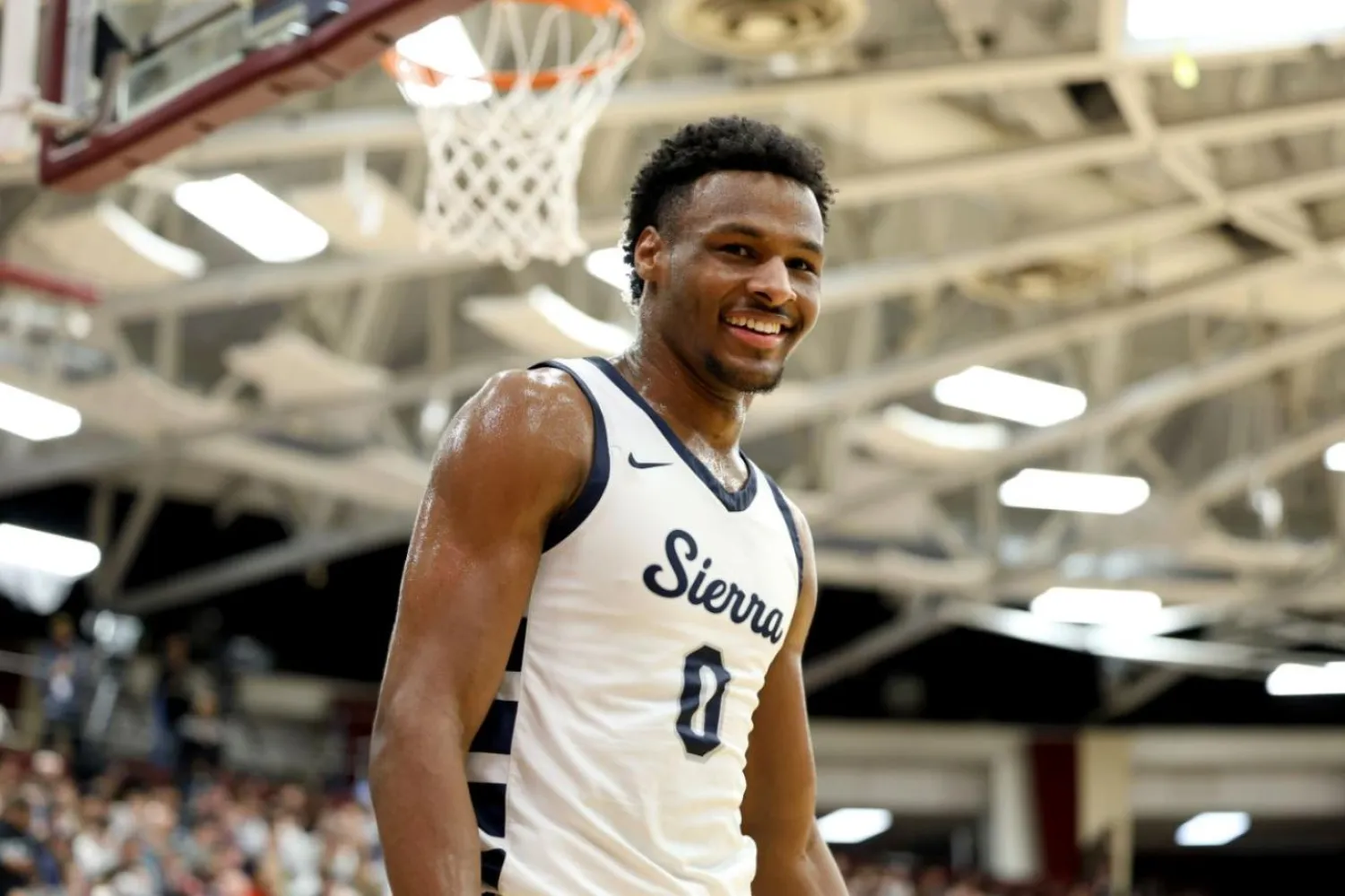 18 yaşındaki James, geçen yıl Sierra Canyon formasıyla sergilediği performansla ABD'nin gelecek vadeden yeteneklerinden biri olduğunu göstermişti (AP)