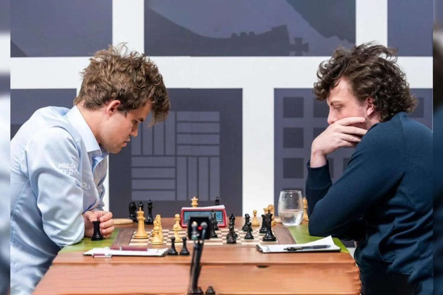 Uluslararası Satranç Federasyonu, Carlsen (solda) ve Niemann (sağda) arasındaki müsabakada hile yapıldığı iddialarına yönelik 29 Eylül'de soruşturma başlatmıştı (Saint Louis Chess Club) 