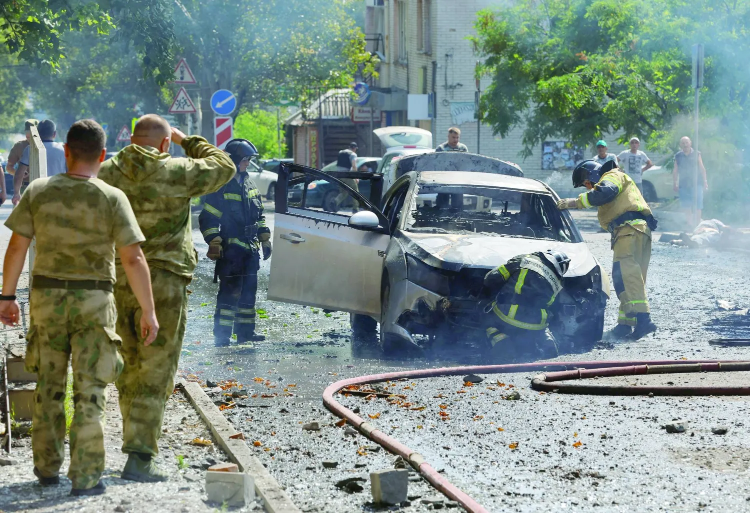 من آثار قصف أوكراني على منطقة دونيتسك (رويترز)