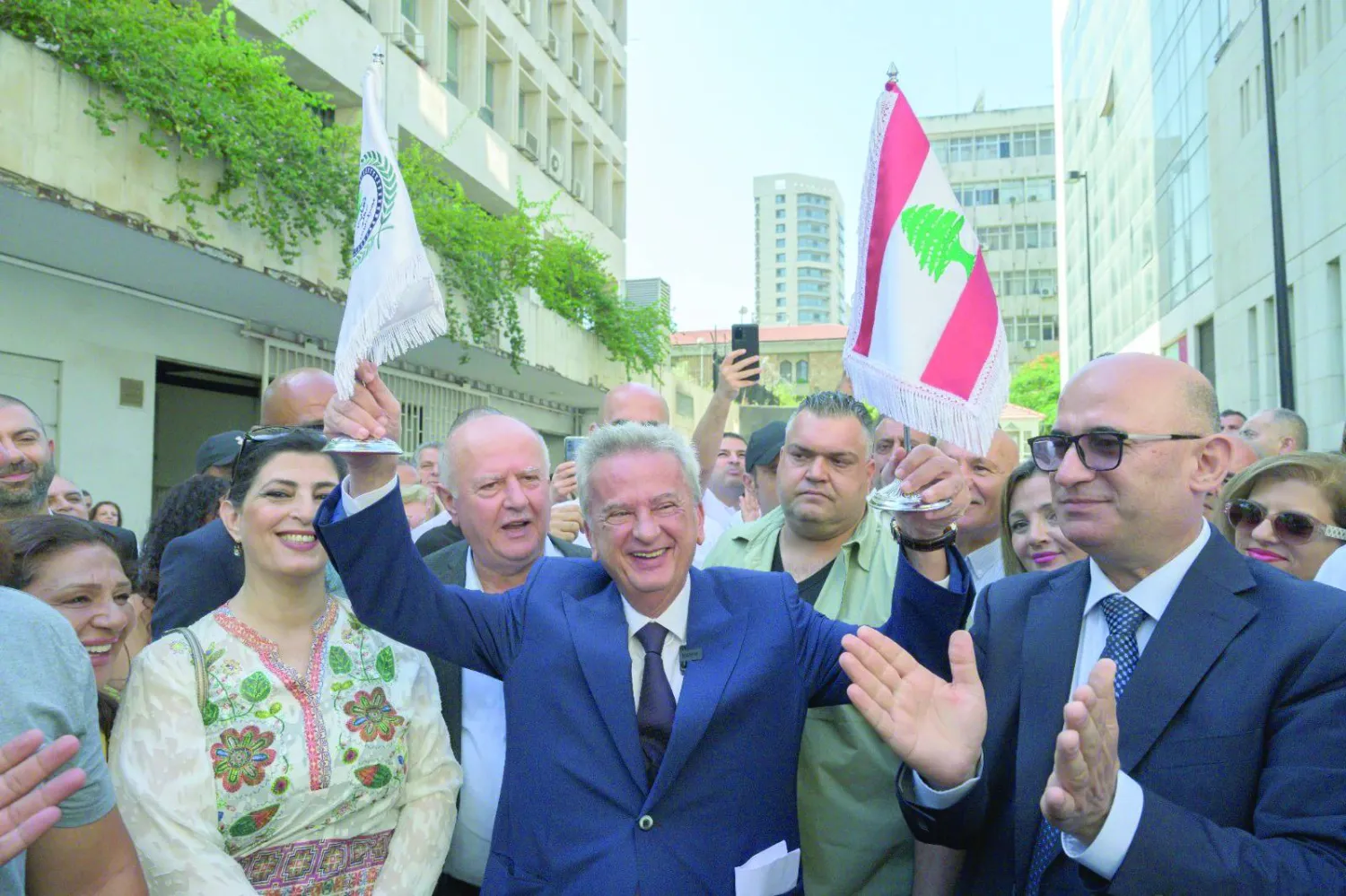 
سلامة غادر المصرف المركزي وسط أجواء احتفالية (الشرق الأوسط)