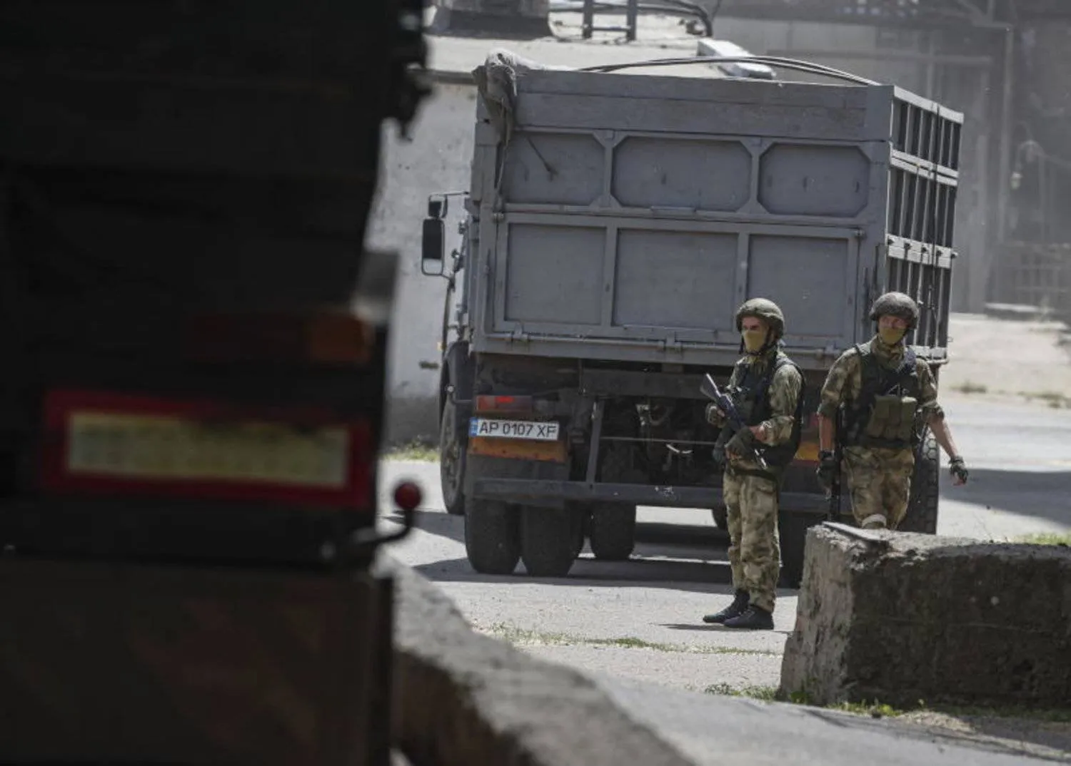 جنديان روسيان في جنوب شرقي أوكرانيا (إ.ب.أ)