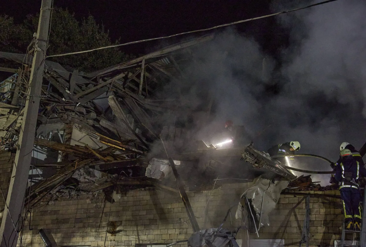 جانب من الدمار جراء الهجوم الروسي على خاركيف مساء أمس (إ.ب.أ)