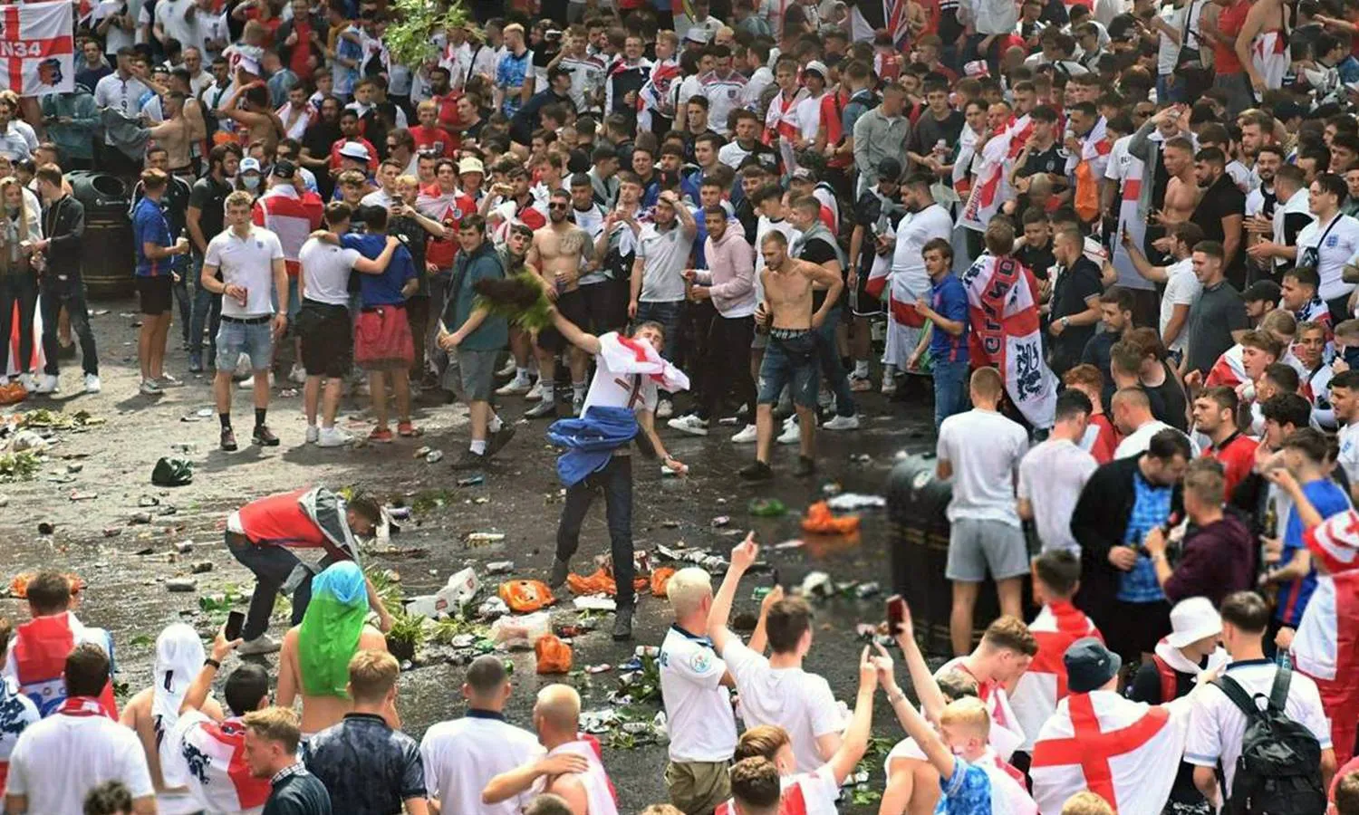 لطالما عانت الكرة الإنجليزية من المشاغبين والخارجين عن النص (الشرق الأوسط)