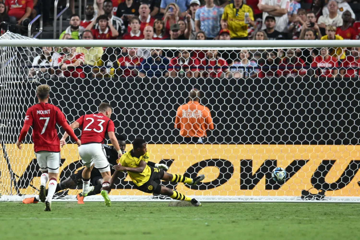 موكوكو مهاجم دورتموند (يمين) يسجل هدف فريقه الثالث في مرمى يونايتد (ا ف ب)