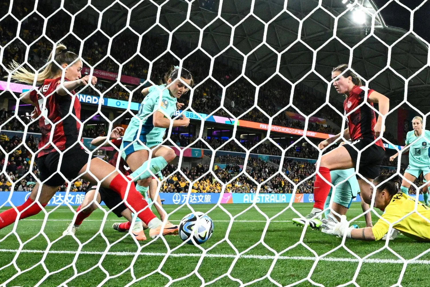 الاسترالية راسو (في الوسط) تفتتح التسجيل لبلادها في مرمى المنتخب الكندي (ا ف ب)