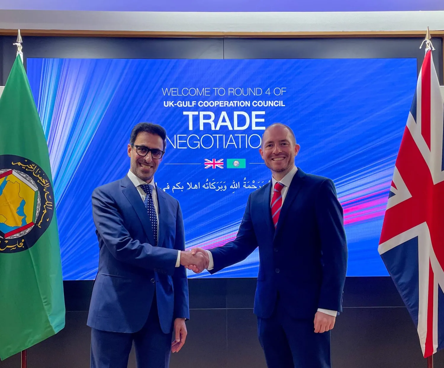 كبير المفاوضين البريطاني توم وينتل مع نظيره الخليجي الدكتور رجاء المرزوقي (الشرق الأوسط)