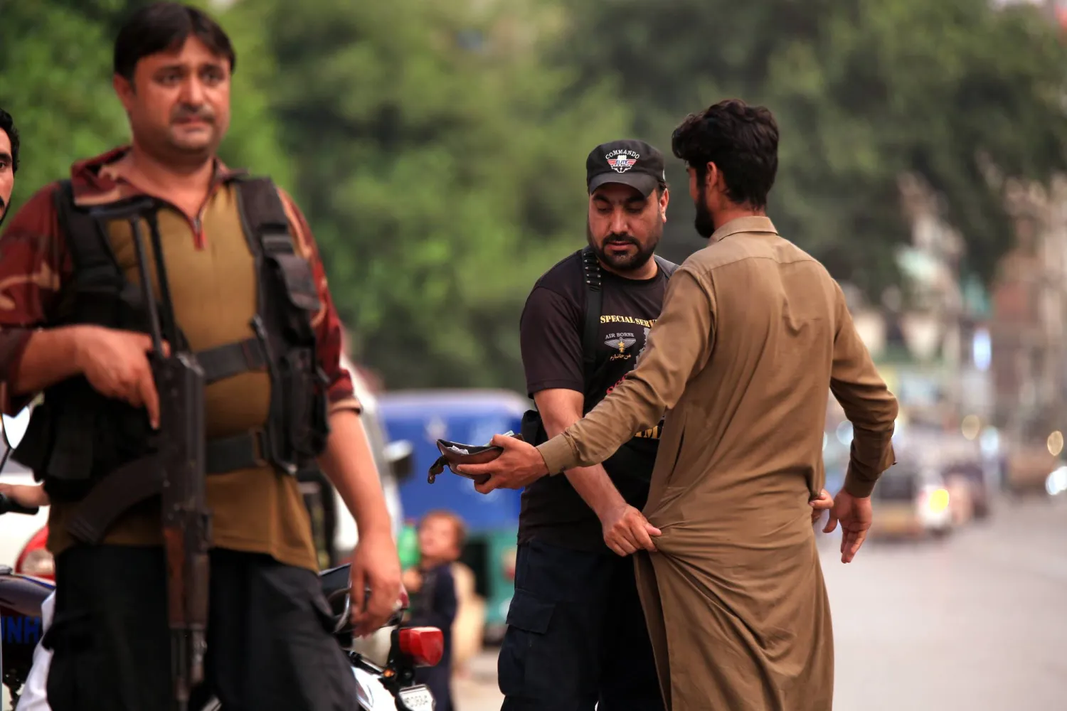 يقوم أفراد الأمن الباكستانيون بفحص الأشخاص والمركبات عند نقطة تفتيش بعد تكثيف الإجراءات الأمنية في بيشاور بعد تفجير انتحاري استهدف تجمعاً للحزب السياسي الإسلامي «جمعية علماء الإسلام» (إ.ب.أ)