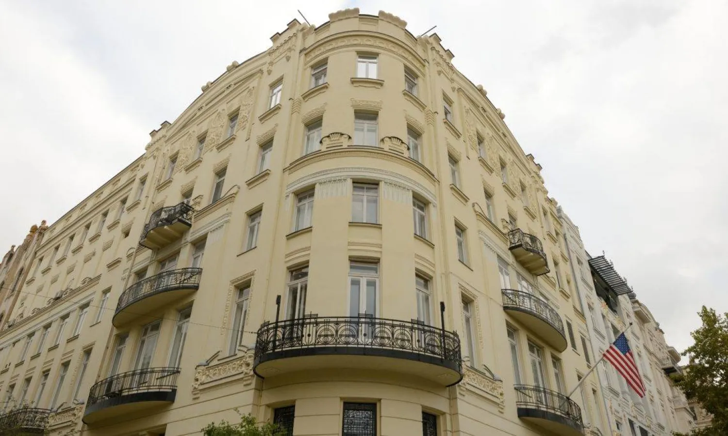 العلم الأميركي يظهر خارج مقر السفارة الأميركية في المجر (موقع السفارة الأميركية في المجر)