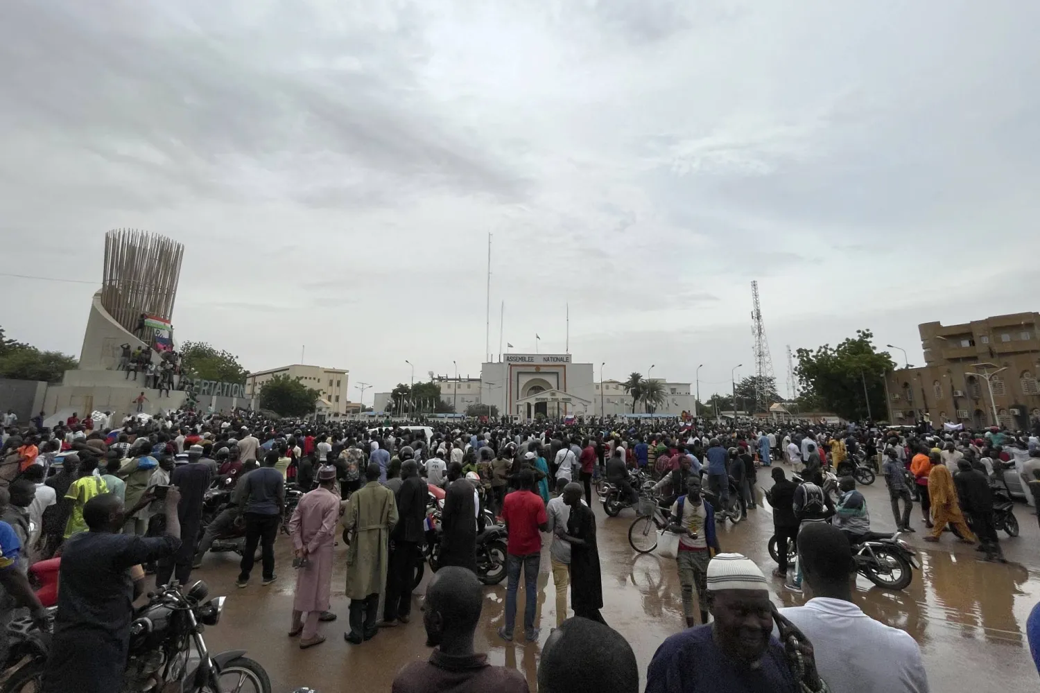 متظاهرون مؤيدون للانقلاب العسكري في مالي يتظاهرون أمام الجمعية الوطنية في العاصمة نيامي (أ.ف.ب)