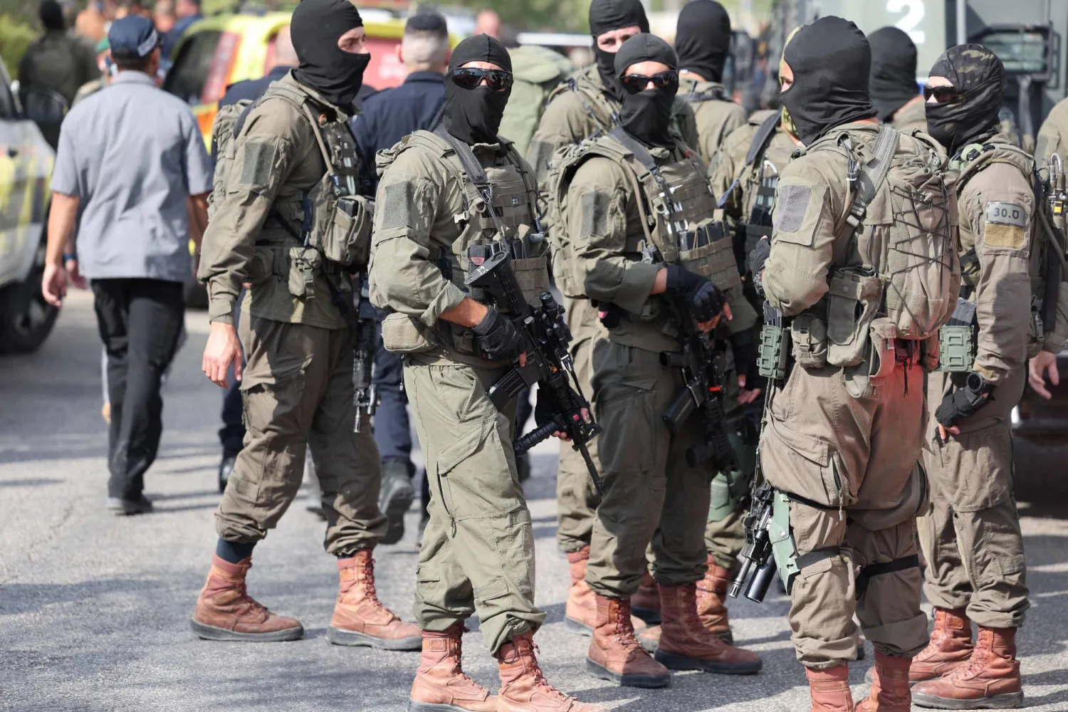 عناصر من قوات الأمن الإسرائيلية تنتشر في موقع هجوم أُبْلِغ عنه في مستوطنة معاليه أدوميم الإسرائيلية في الضفة الغربية المحتلة في 1 أغسطس 2023 (أ.ف.ب)