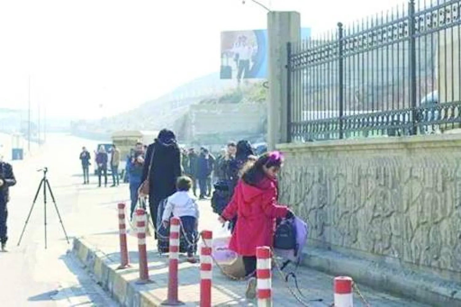 لاجئون سوريون في تركيا يعودون إلى سوريا من معبر «باب الهوى» (الشرق الأوسط)