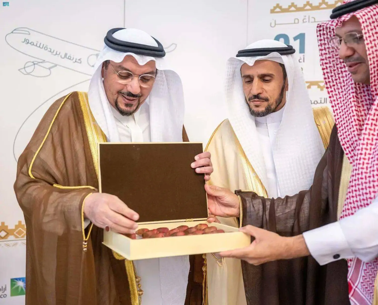 أمير القصيم يتذوق منتجات مهرجان تمور بريدة (الشرق الأوسط)