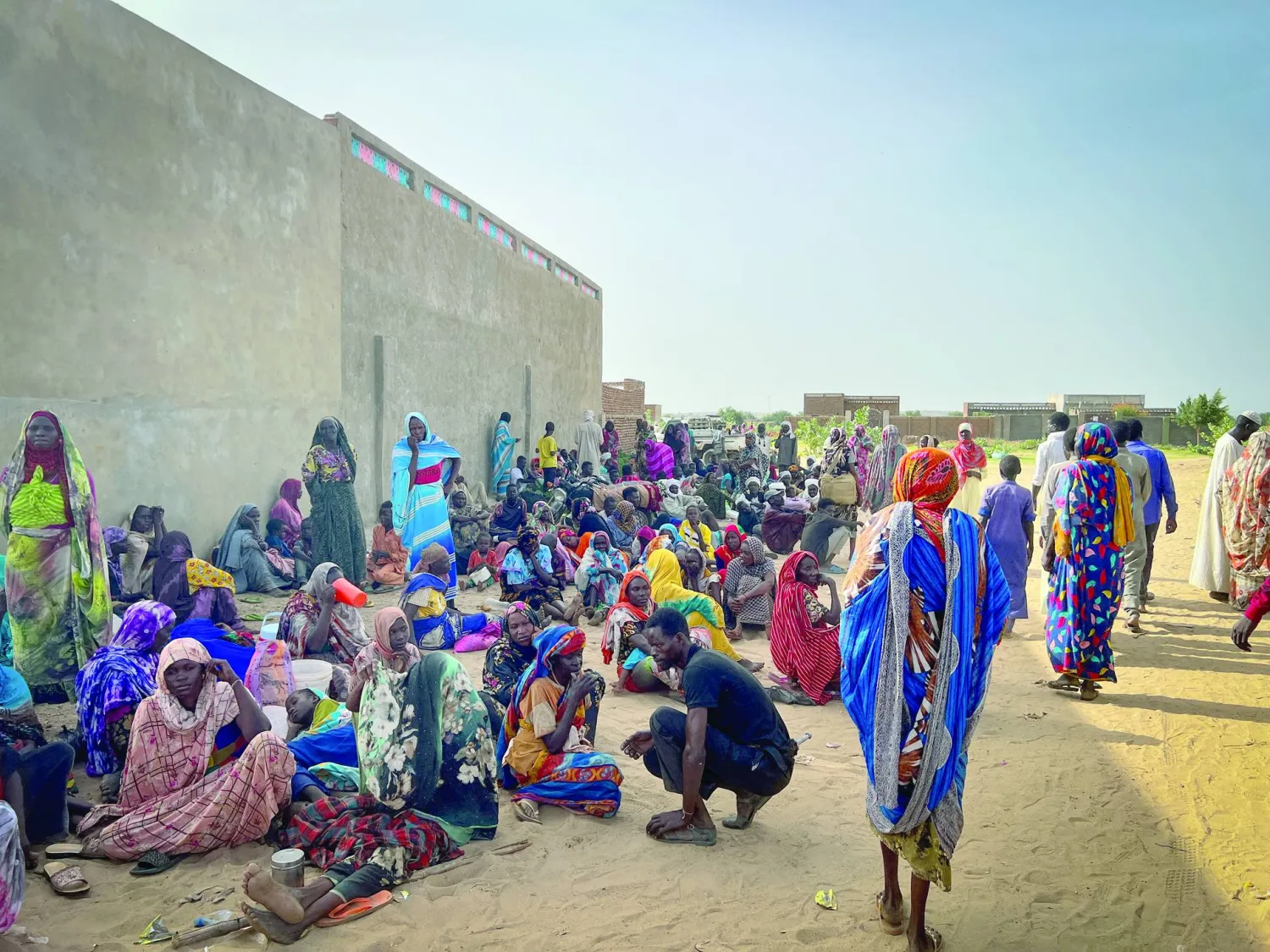 لاجئون سودانيون يتجمعون... بينما تقدم فرق «أطباء بلا حدود» المساعدة لجرحى الحرب من غرب دارفور بالسودان في مستشفى «أدري» بتشاد (رويترز)