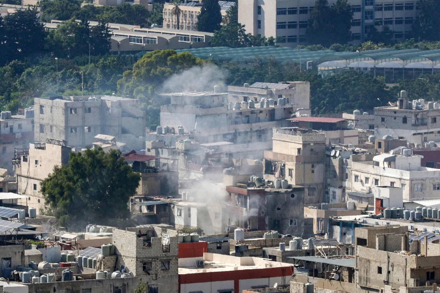 الدخان يتصاعد في مخيم «عين الحلوة» خلال الاشتباكات (أ.ف.ب)