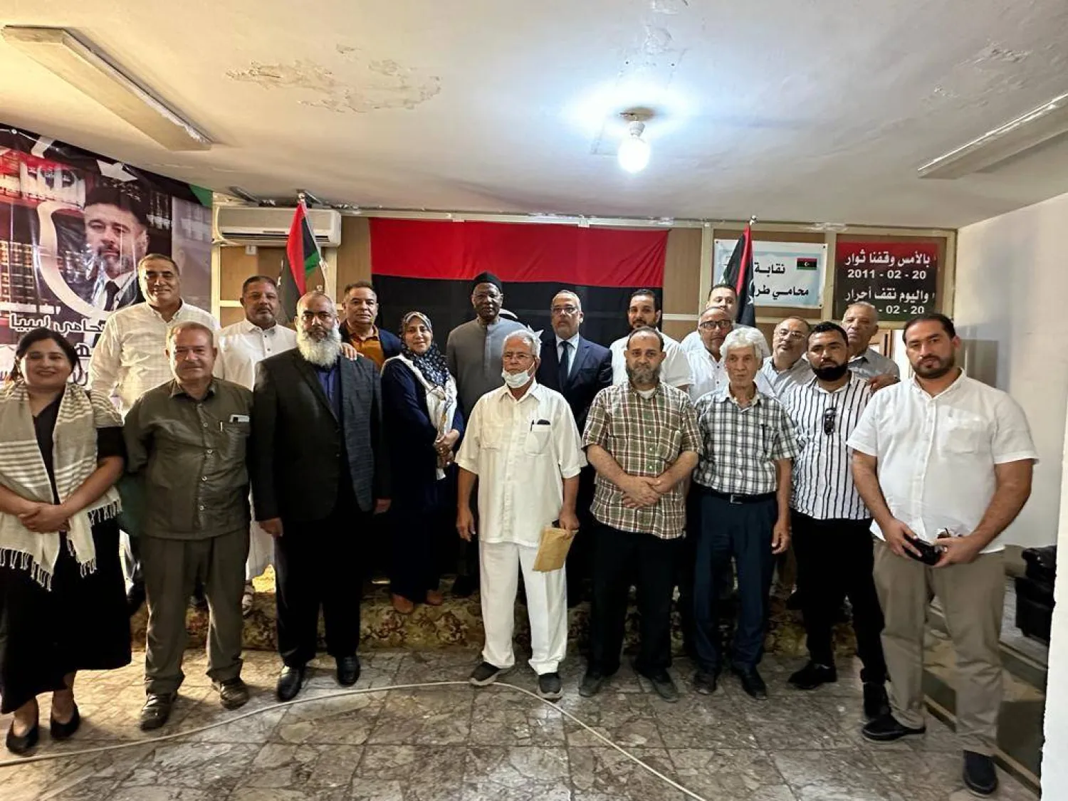 باتيلي يتوسط عدداً من المحاميين الليبيين التقاهم في طرابلس (البعثة الأممية)