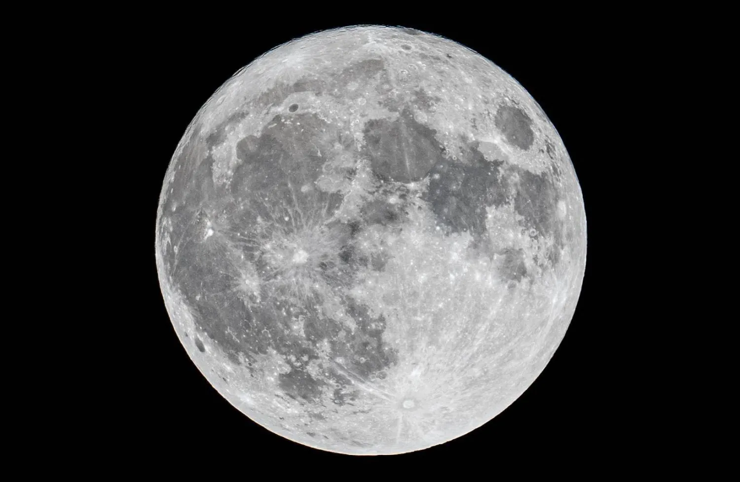 القمر البدر في سماء السعودية مساء الثلاثاء (واس)