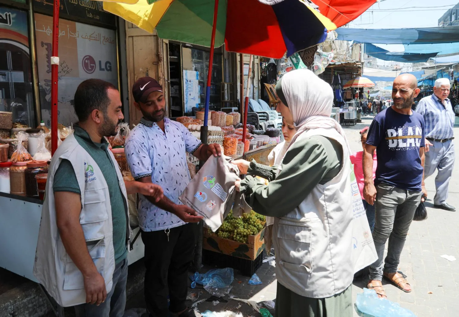Palestinian teams distribute bags made of cloth to urge residents to avoid the use of plastic bags, in Gaza City July 23, 2023. REUTERS/Arafat Barbakh