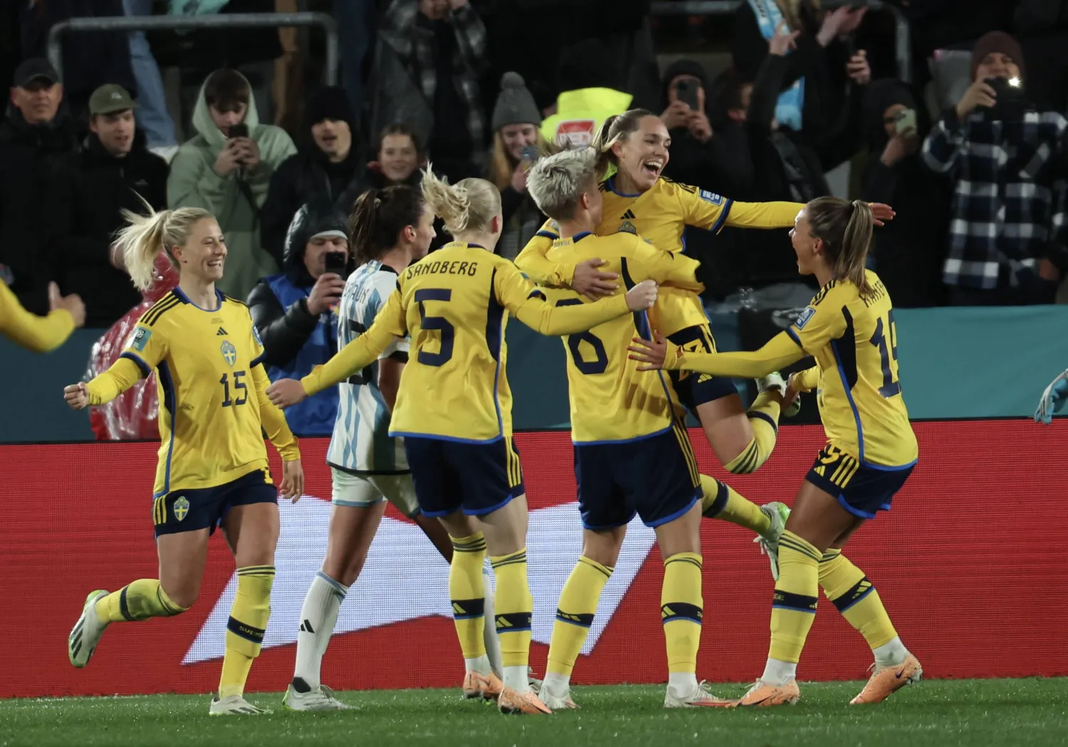 فرحة لاعبات السويد بالثنائية في شباك التانغو (إ.ب.أ)