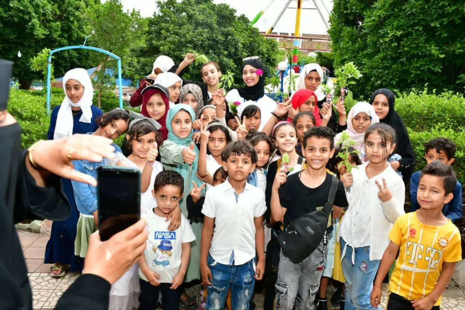 أطفال في حديقة «جاردن سيتي» المتنزه الوحيد داخل مدينة تعز (فيسبوك)