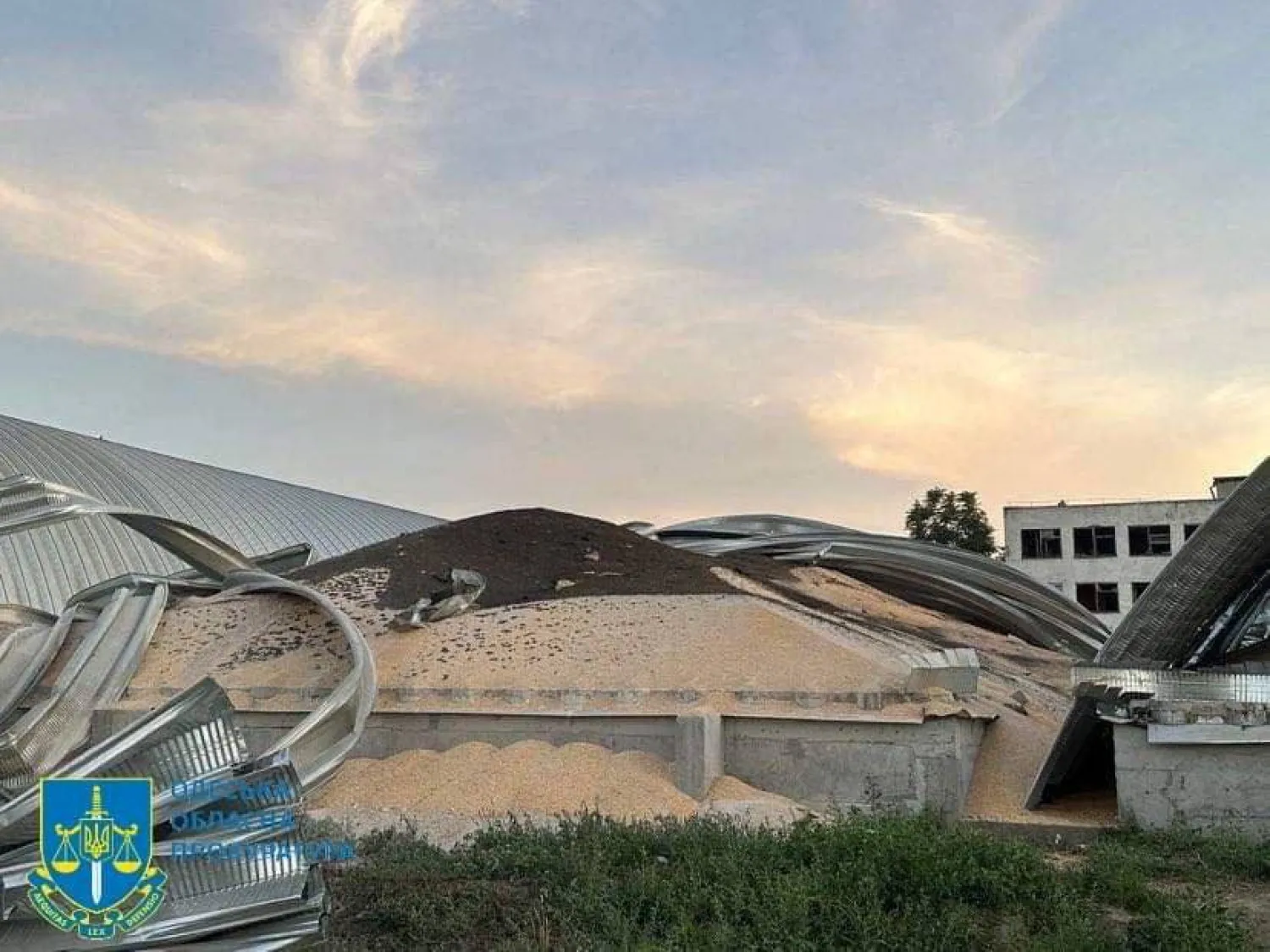 منظر للأضرار التي لحقت بمنشأة ميناء حبوب بسبب هجوم شنته طائرات مسيرة روسية في منطقة أوديسا بأوكرانيا في 2 أغسطس 2023 (رويترز)