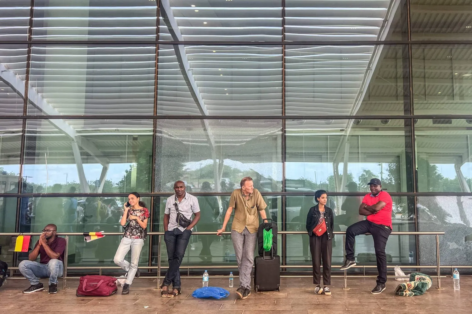 مواطنون من أوروبا في مطار ديوري حماني الدولي في نيامي (أ.ف.ب)