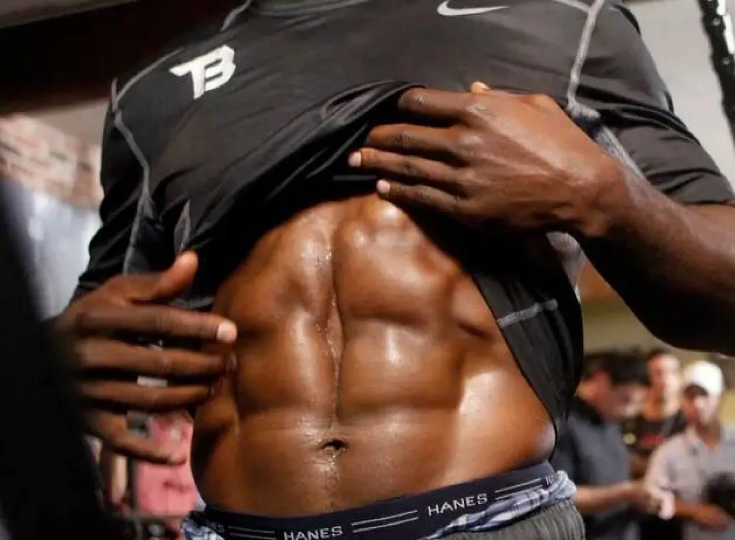 «متلازمة الساعة الرملية»... آثار صحية سيئة لشد البطن