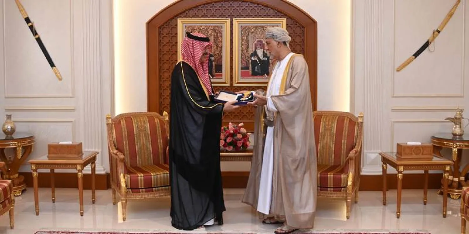 السلطان هيثم بن طارق يمنح وسام النعمان من الدرجة الأولى للسفير السعودي، قلده إياه السيد شهاب بن طارق آل سعيد (العمانية)