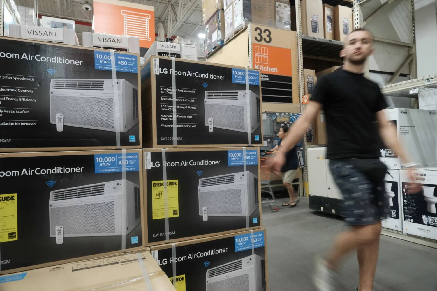 مكيفات للبيع في متجر خلال موجة حر في بروكلين (أ.ف.ب)