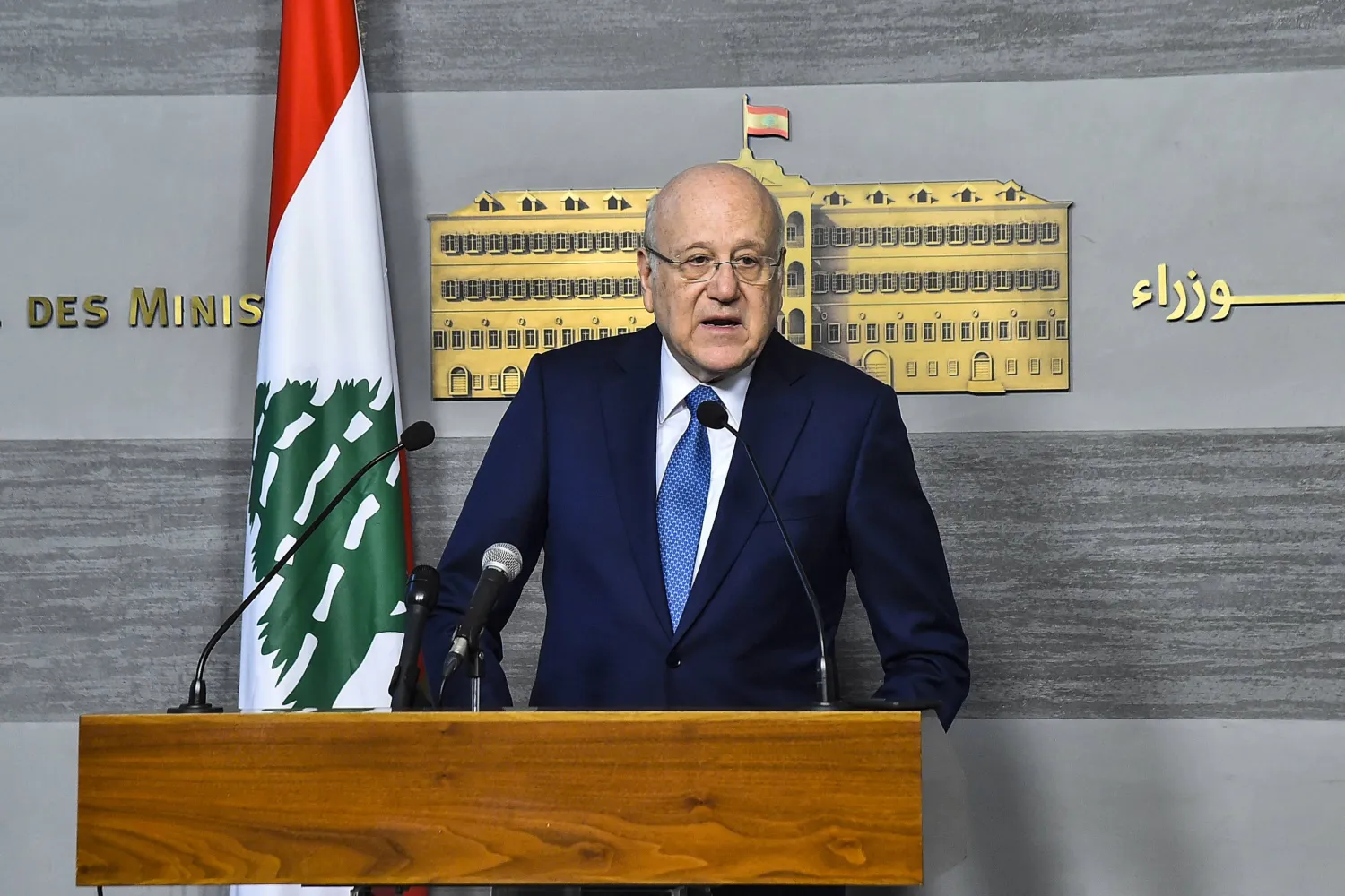 رئيس حكومة تصريف الأعمال في لبنان نجيب ميقاتي يتحدث خلال مؤتمر صحافي عقب اجتماع لمجلس الوزراء في 27 مارس 2023 (د.ب.أ)