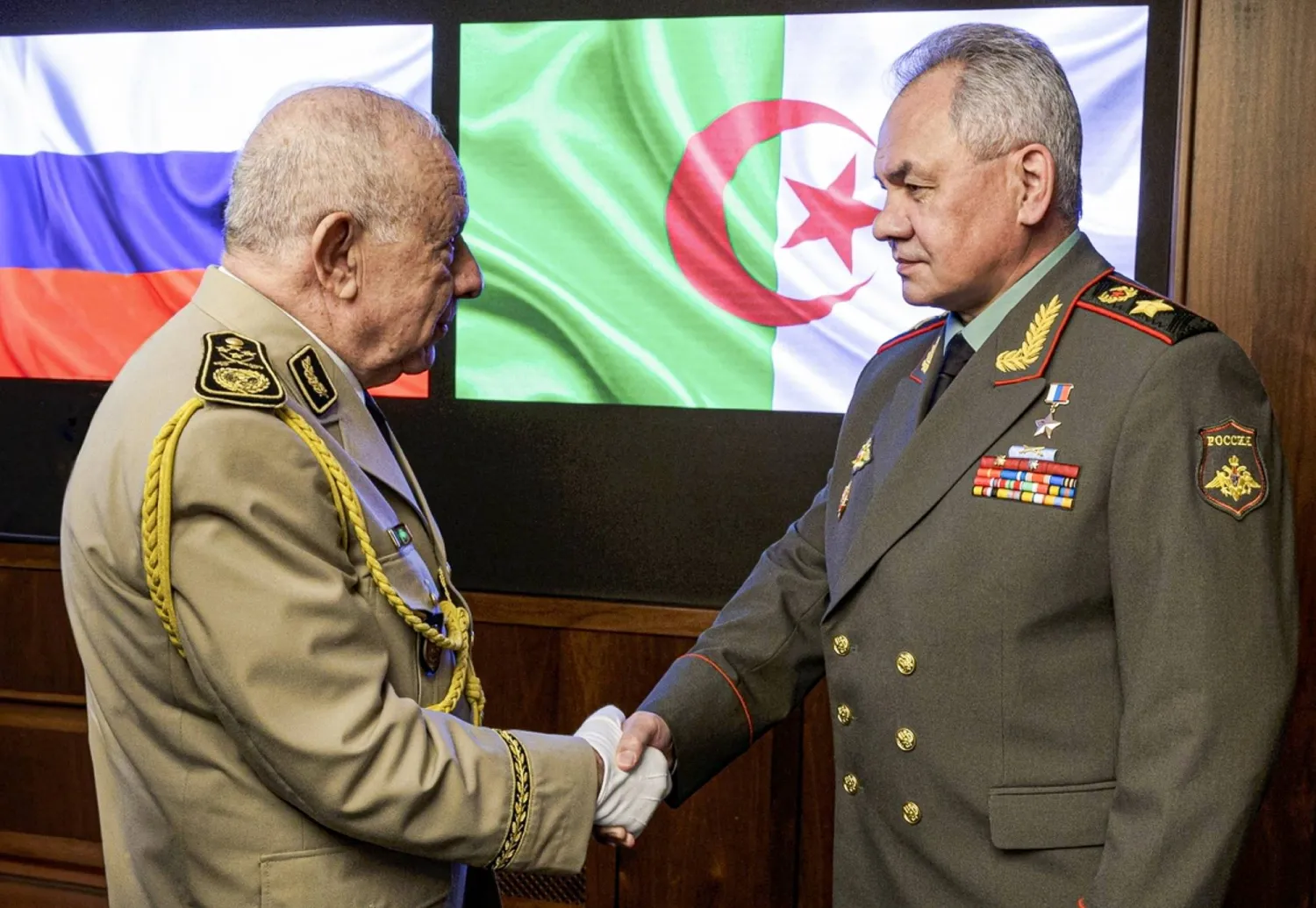 رئيس أركان الجيش الجزائري سعيد شنقريحة مع وزير الدفاع الروسي سيرغي شويغو (أ.ب)