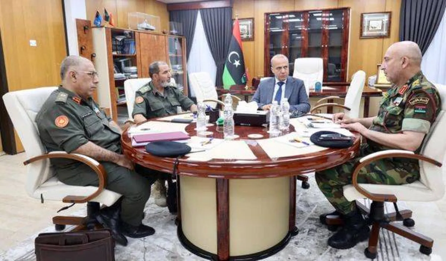 جانب من اجتماع سابق لعضو المجلس الرئاسي عبد الله اللافي مع قيادات عسكرية لبحث تأمين الحدود (المجلس الرئاسي الليبي)