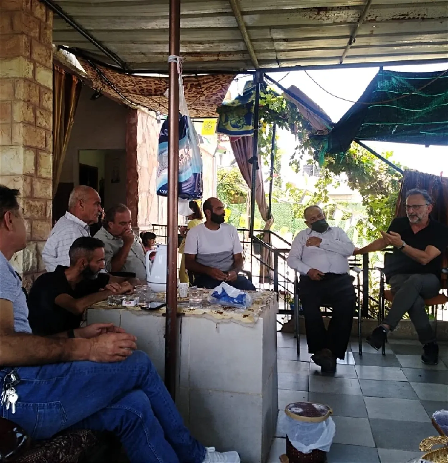 وفد من المنتدى خلال زيارة عائلة الطفل محمد العلامي في قرية بيت أمر بقضاء الخليل الذي قتل برصاص الجيش الإسرائيلي 2021