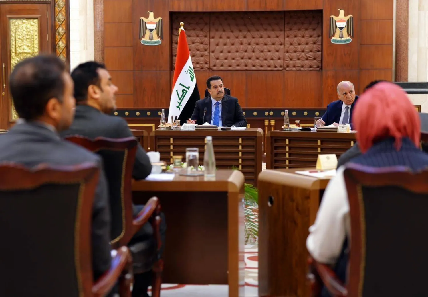 السوداني خلال الاجتماع مع ممثلي الأحزاب ومسؤولين لمناقشة مسوّدة قانون النفط والغاز (وكالة الأنباء العراقية)