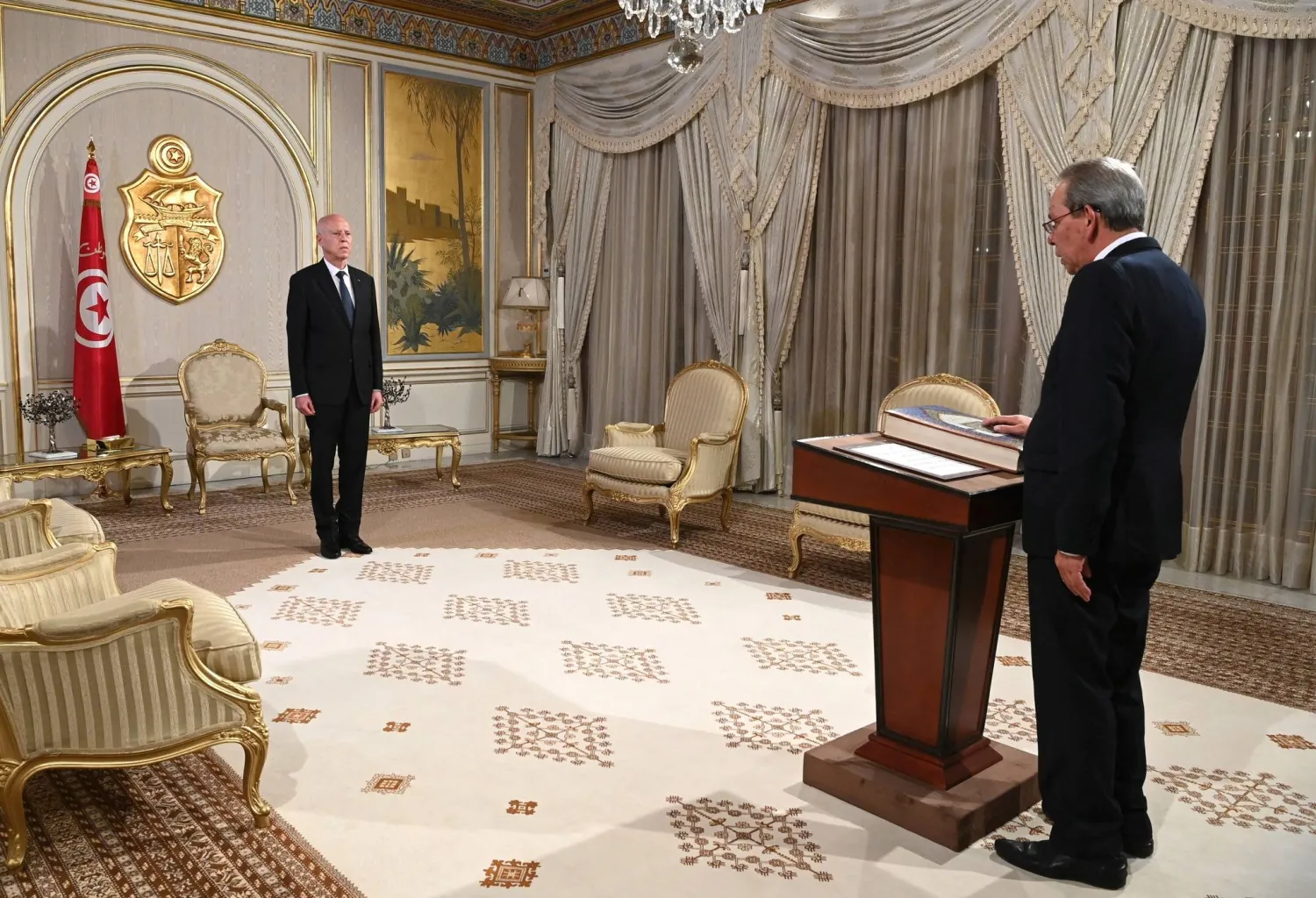 أحمد الحشاني يؤدي اليمين الدستورية أمام الرئيس قيس سعيّد (رويترز)