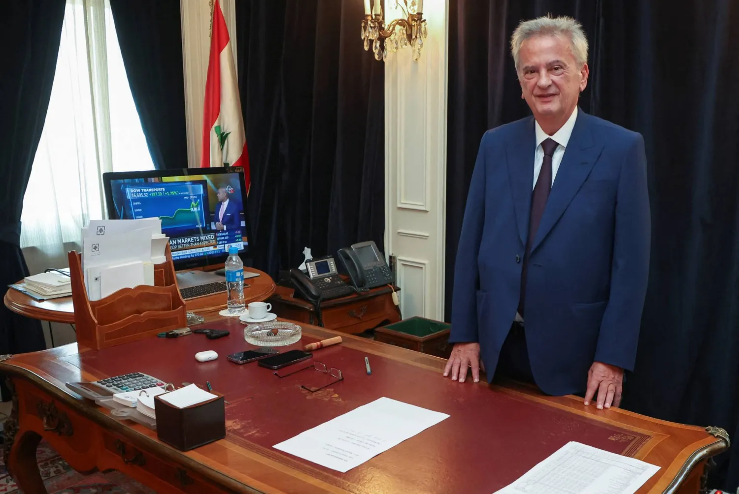رياض سلامة في مكتبه في اليوم الأخير كحاكم لمصرف لبنان (رويترز)