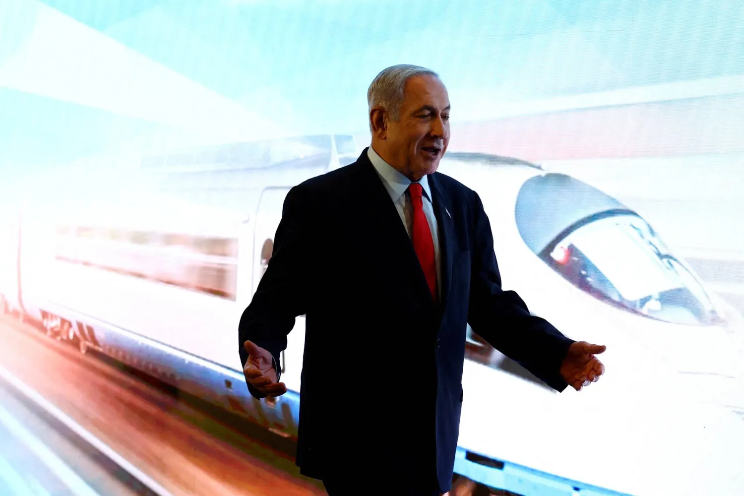 رئيس الوزراء الإسرائيلي بنيامين نتنياهو يشير خلال مؤتمر صحفي في أحد فنادق القدس  30 يوليو (رويترز)