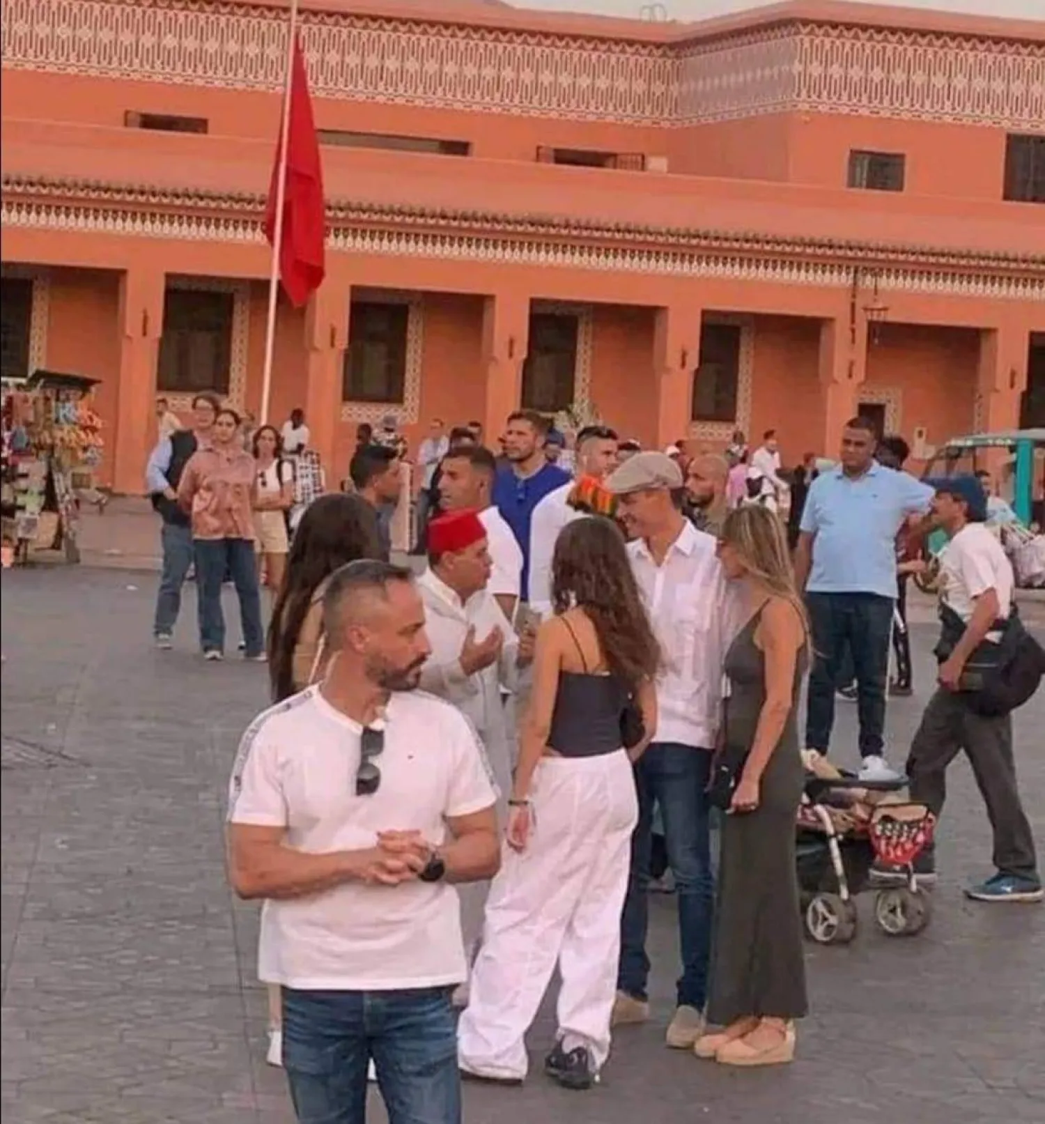 بيدرو سانشيز متخففاً من البروتوكول في ساحة جامع الفنا بمراكش (فيسبوك)