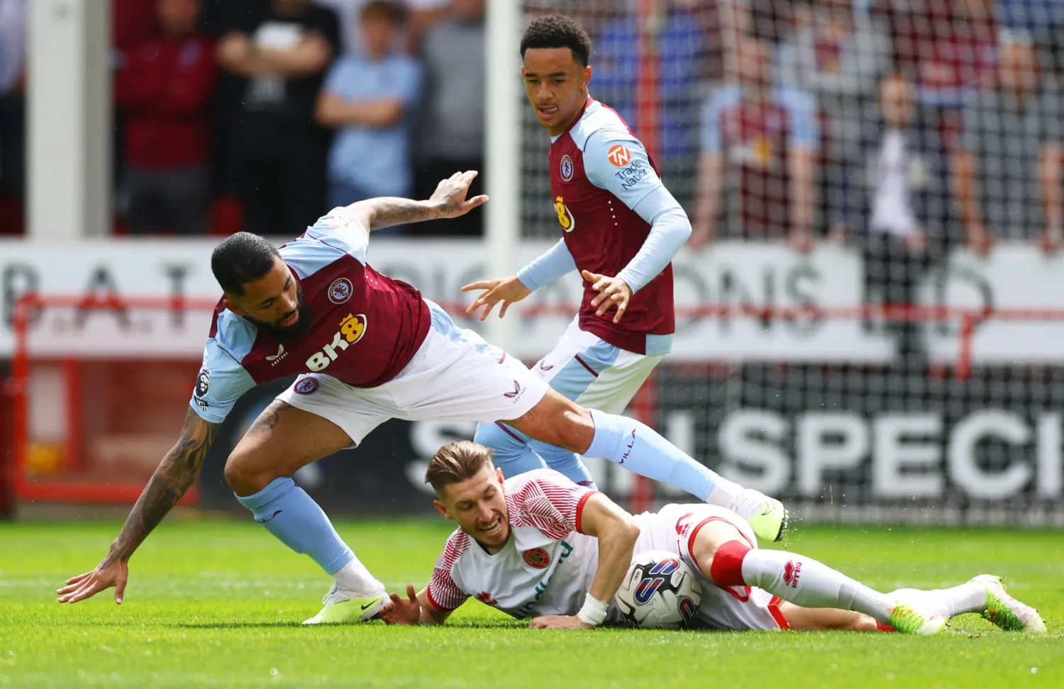 دوغلاس لويز  (يسار)  -الذي  يتمتع بشعبية  جارفة بين جماهير فيلا- في مبارة ودية  أمام ويلسال (رويترز)