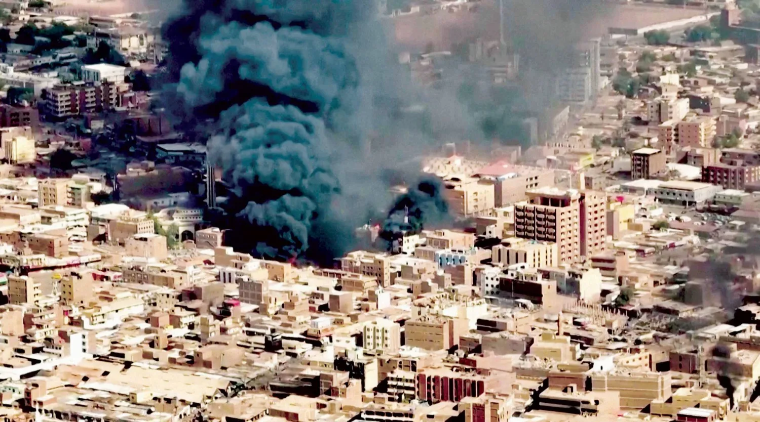 صورة جوية لدخان أسود متصاعد في إحدى الأسواق بمدينة أمدرمان السودانية يوم 17 مايو 2023 (رويترز)