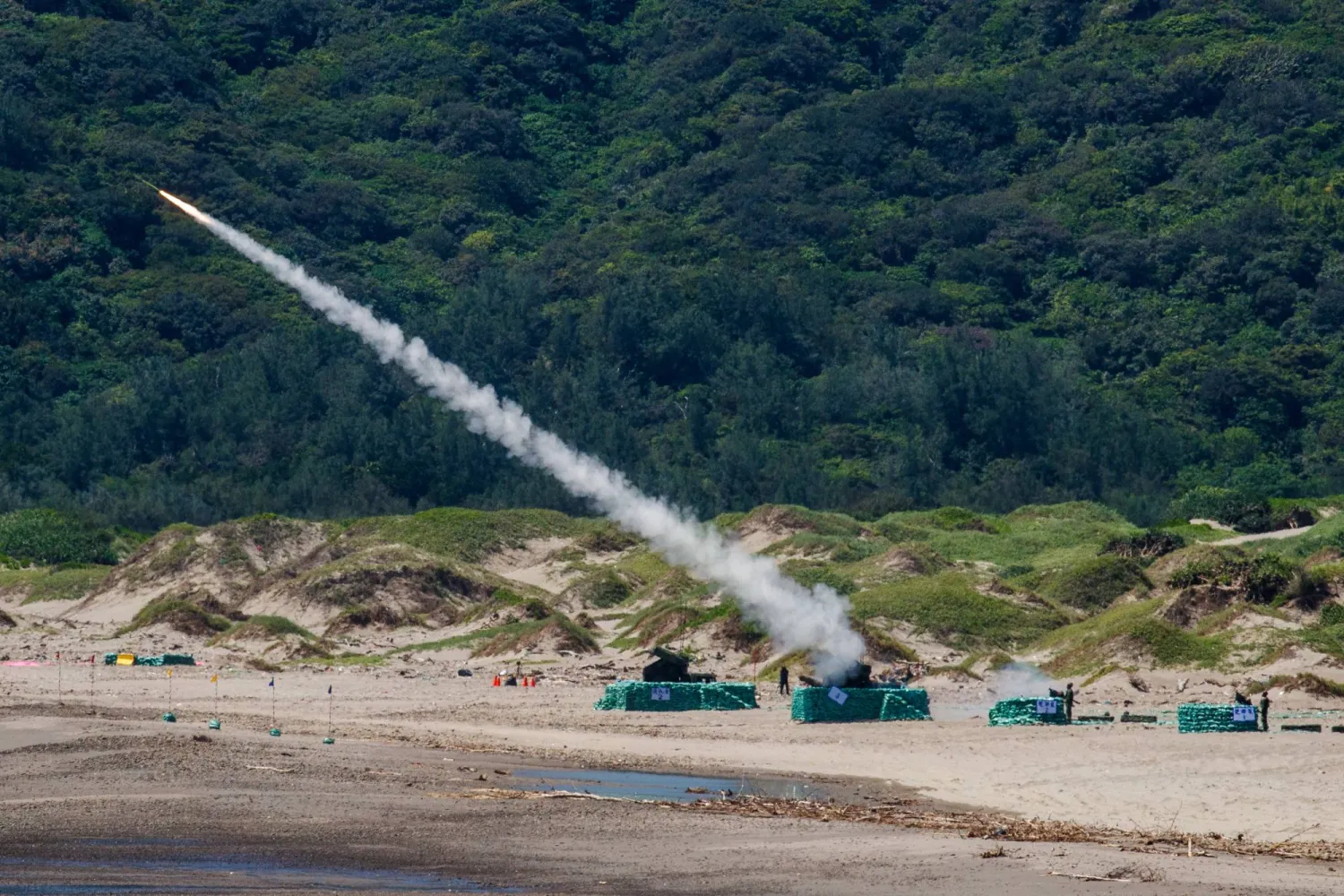 الجيش التايواني يطلق صاروخاً مستهدفاً خلال تدريبات في البلاد (إ.ب.أ)