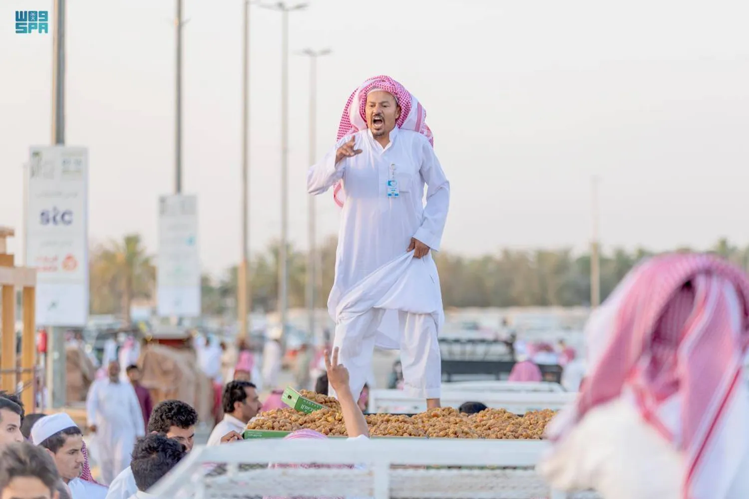 فعاليات متنوعة يقدمها كرنفال بريدة للتمور للزوار (واس)