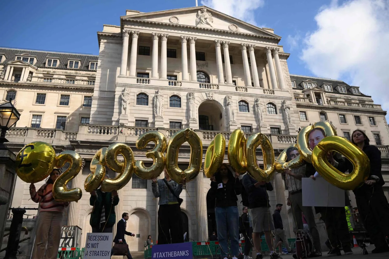 متظاهرون أمام بنك إنجلترا المركزي في العاصمة لندن قبل إعلان رفع الفائدة يوم الخميس (أ.ف.ب)