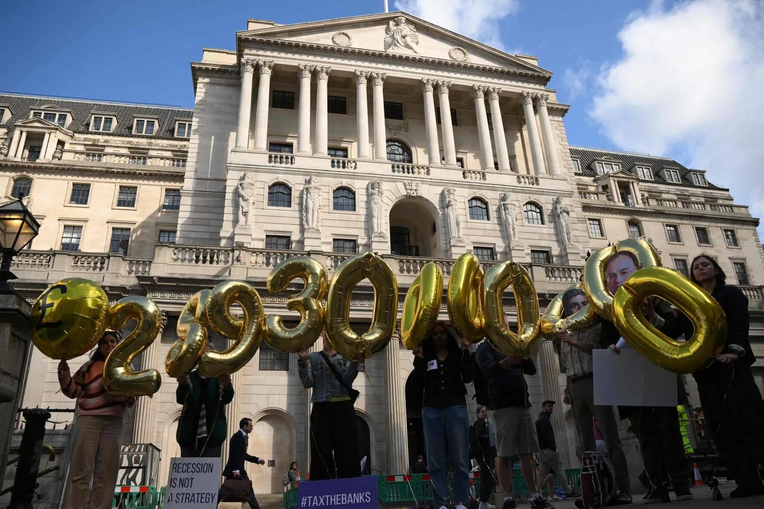 Perşembe günü faiz artırımı duyurulmadan önce başkent Londra'da İngiltere Merkez Bankası önünde göstericiler (AFP)