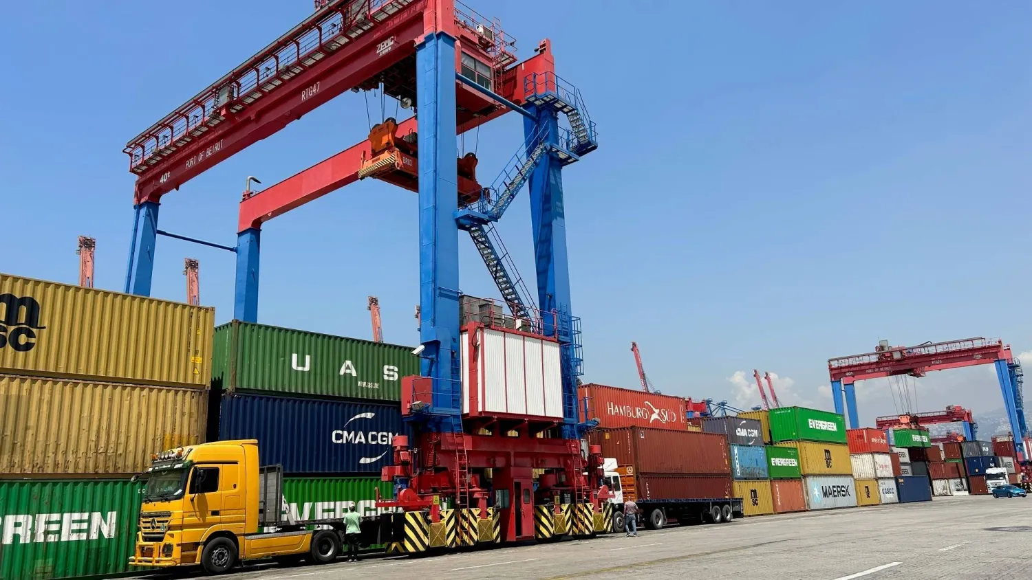 شاحنات وبضائع مما تبقى من مرفأ بيروت (الشرق الأوسط)