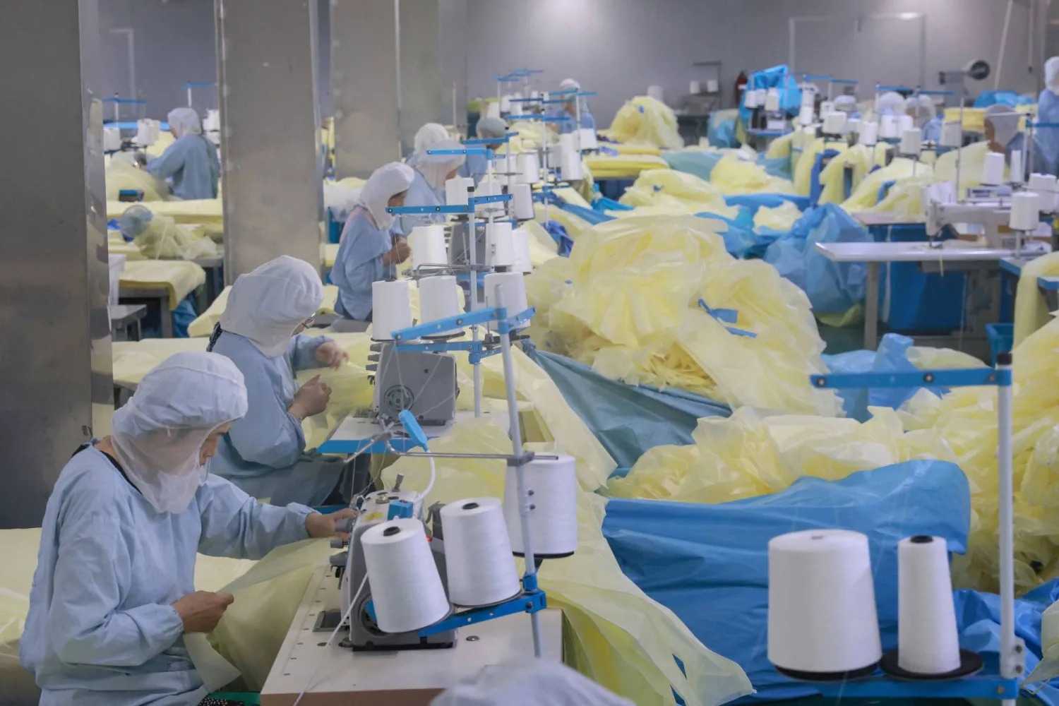 عمال صينيون في إحدى منشآت المعدّات الطبية المعدّة للتصدير إلى الولايات المتحدة في مقاطعة جيانغسو شرق البلاد (أ.ف.ب)