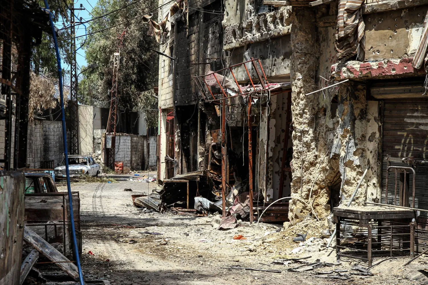 من الدمار في أحد شوارع مخيم عين الحلوة نتيجة الاشتباكات (د.ب.أ)