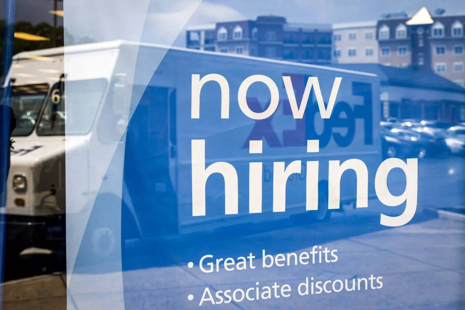 لافتة لتعيين موظفين جدد في ولاية ماريلاند الأميركية (إ.ب.أ)