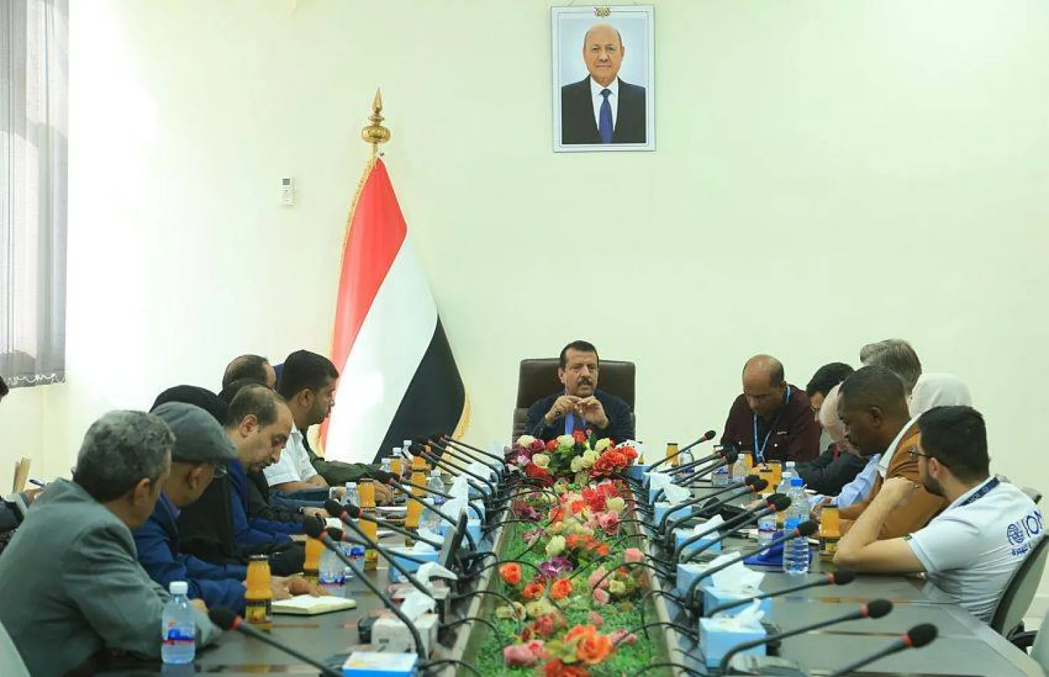 الدكتور عبد ربه مفتاح وكيل محافظة مأرب خلال لقائه الوفد البريطاني (سبأ)